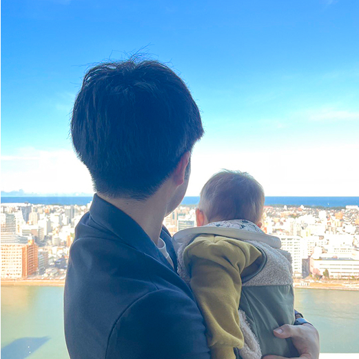 しゅんやと子供の後ろ姿